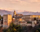 Die Alhambra in Granada, Spanien, im Abendlicht. Ein Traumziel für jeden, der Camping in Granada plant.