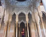 Mann vor kunstvoll verzierter Säulenhalle der Alhambra. Gute alhambra tickets kaufen erfahrungen sind Gold wert!