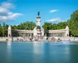 Denkmal für Alfonso XII im Retiro-Park, Spanien Madrid. Boote gleiten über den See vor der beeindruckenden Säulenhalle.