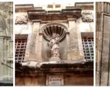 Drei Tore in Caravaca de la Cruz: ein blaues mit Kreuz, eine Statue über einem Schild und ein graues mit Plakat.