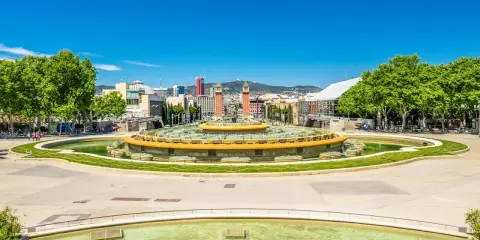 Sonniger April in Barcelona: Die Font Màgica de Montjuïc sprudelt vor der Skyline der Stadt.