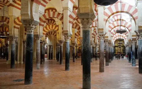 Die Mezquita-Kathedrale von Córdoba, eine spanische Kathedrale Moschee, beeindruckt mit ihren unzähligen Säulen und rot-weißen Bögen.