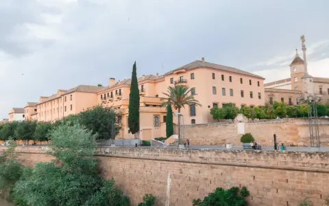 Entdecken Sie Córdoba: Ein Blick auf die Stadtmauer und pastellfarbene Gebäude, ein Vorgeschmack auf die vielen Córdoba Geheimtipps.