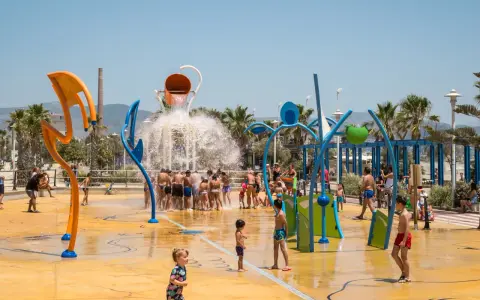 Wasserspaß für die ganze Familie in Malaga mit Kindern. Ein bunter Wasserspielplatz mit Rutschen und Spritzdüsen.