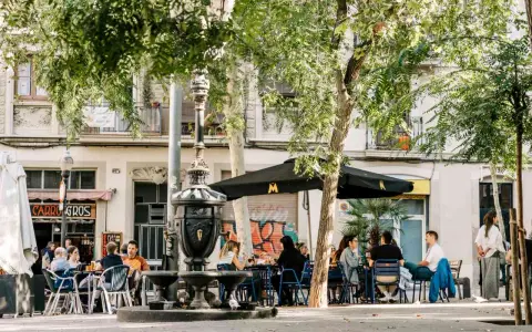 Gemütliche Straßencafés in Barcelona, perfekt für eine entspannte Pause bei deinem Städtetrip. Genieße das Flair der Stadt, auch wenn du nur Barcelona in 2 Tagen erkundest.
