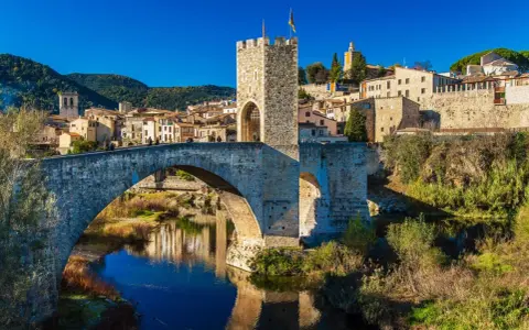 Mittelalterliche Brücke mit Turm in Besalú, Spanien. Die Steine erzählen Geschichten aus vergangenen Zeiten.