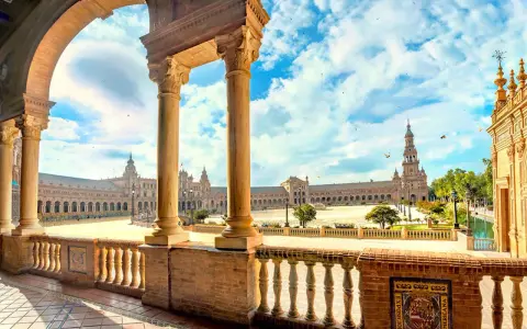 Prachtvoller Blick auf die Plaza de España in Sevilla, inspiriert von der Architektur von Jerez de la Frontera.