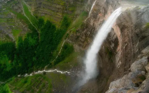 Majestätischer Wasserfall Salto del Nervión stürzt in eine grüne Schlucht.