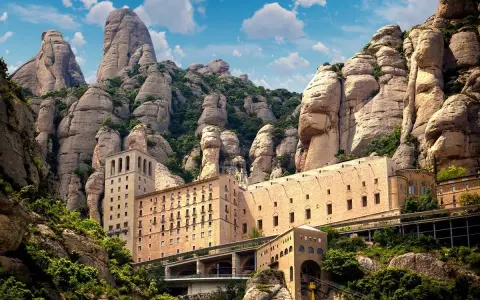 Beeindruckende Berglandschaft bei Barcelona. Ein Kloster schmiegt sich an die Felsen, umgeben von üppiger barcelona natur.