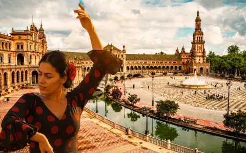 Flamenco-Tänzerin vor der Plaza de España in Sevilla, Spanien. Ein Wasserfall sprudelt im Hintergrund.