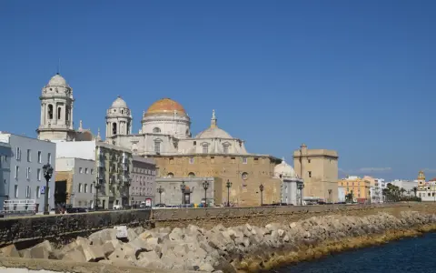 Blick auf die Kathedrale von Cádiz mit ihren Kuppeln und Türmen. Ein toller Ort für einen Ausflug mit Kindern.