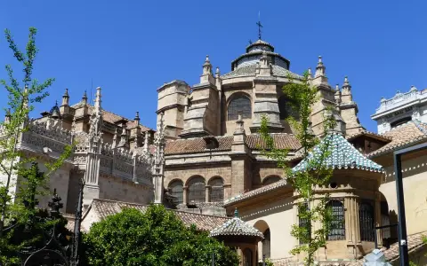 Prachtvolle Architektur der Capilla Real in Granada unter blauem Himmel.