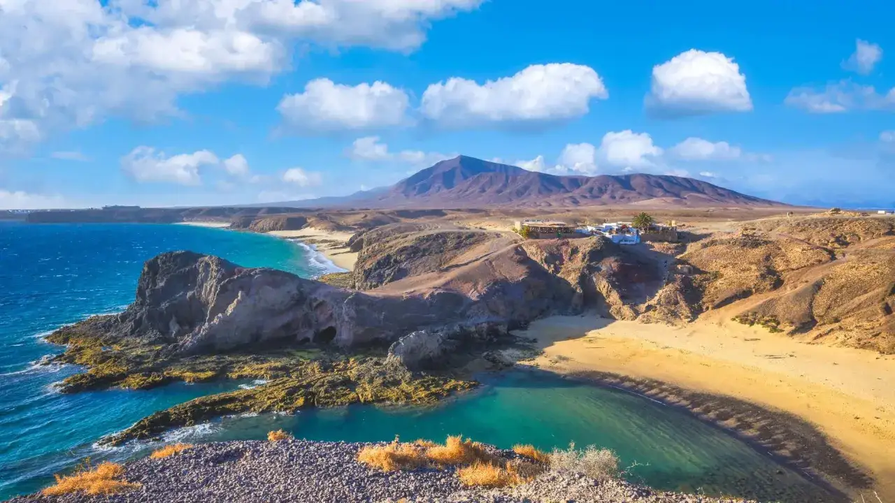 Traumhafte K&uuml;stenlandschaft mit t&uuml;rkisfarbenem Wasser und goldenen Str&auml;nden. Ein friedlicher Ort, um die Kanaren im Winter zu genie&szlig;en.