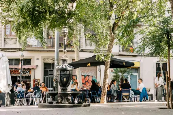 Gemütliche Straßencafés in Barcelona, perfekt für eine entspannte Pause bei deinem Städtetrip. Genieße das Flair der Stadt, auch wenn du nur Barcelona in 2 Tagen erkundest.