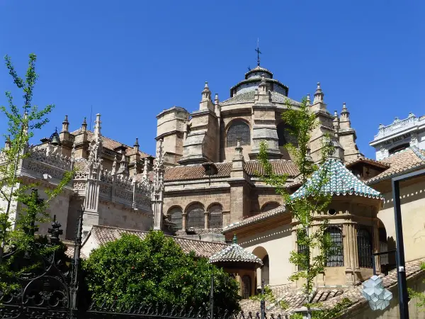 Prachtvolle Architektur der Capilla Real in Granada unter blauem Himmel.
